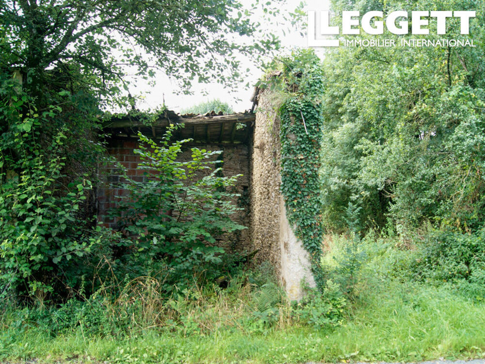Ruine à rénover entièrement avec terrain, dans un petit hameau non loin de L'Absie. CU obtenu.