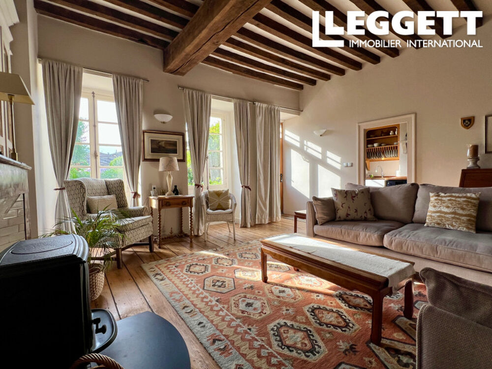 Charmante maison de village en pierre avec jardin fleuri située au c?ur d'un village animé avec commerces