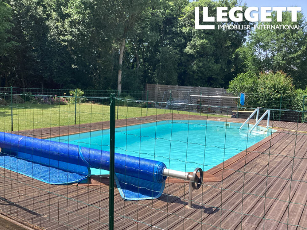 Maison individuelle offrant trois chambre , une annexe un garage, divers dépendances et jardin avec piscine.