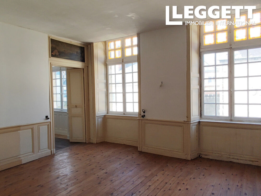 Carentan centre ville, 2 maison de ville historique dans une cour, à finir pour vivre.