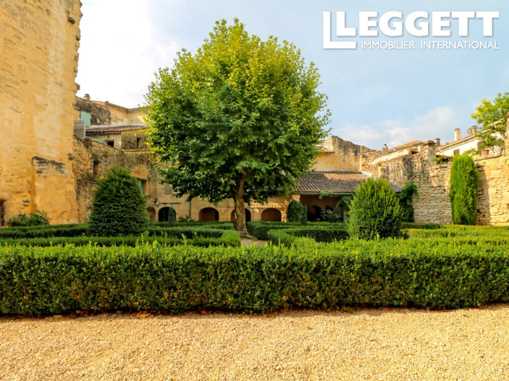 Duplex de caractère avec 3 chambres dans le centre historique d'Uzès, disposant d'un jardin partagé.