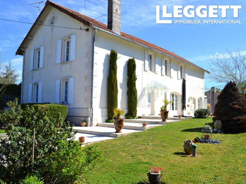 Vente Maison Jolie propriété de village avec 4 chambres et 1 bureau, piscine, garages, et 2 hectares, à 25 min d'Angoulême. Villebois-lavalette