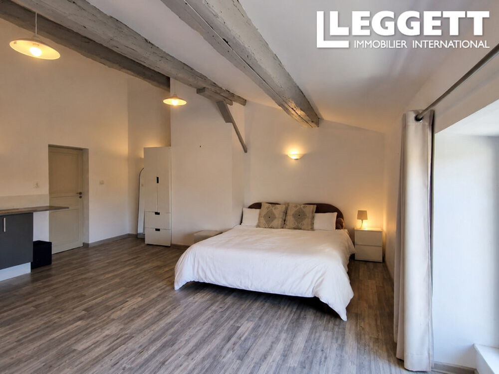 Spacieuse propriété de caractère , comprenant 5 chambres, un atelier/cave et terrace.