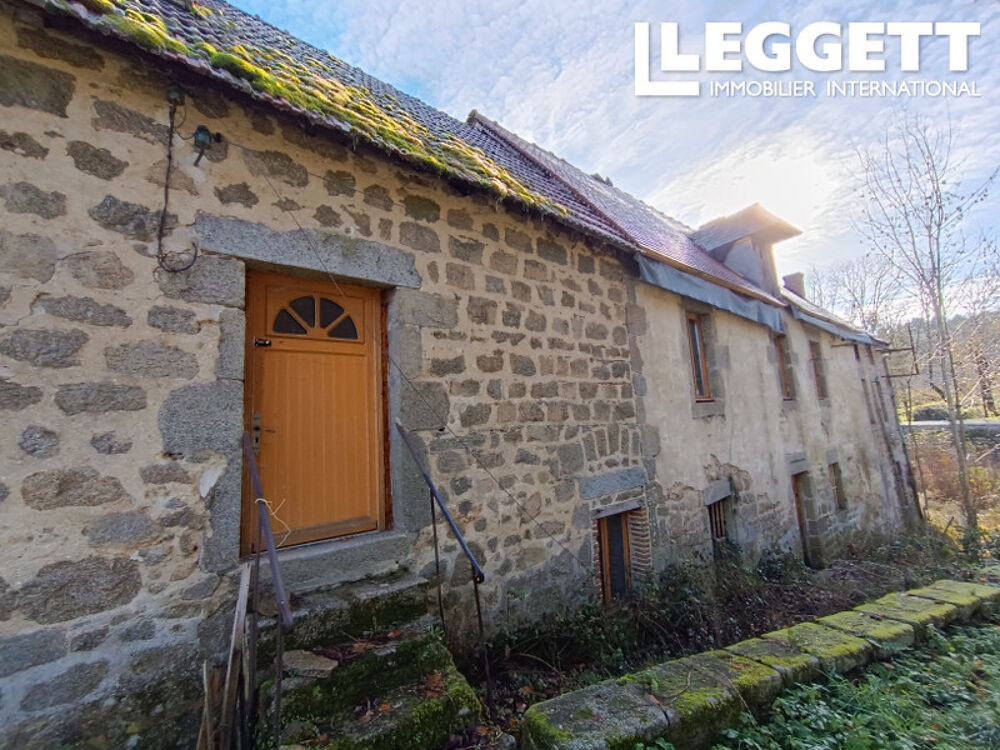 Belle propriété à rénover en bord de rivière, avec un grand jardin, située à la périphérie d'une jolie ville