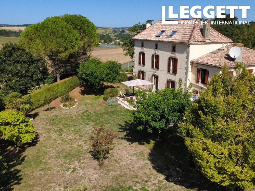 Charmante maison de campagne avec piscine, séchoir et jardins en périphérie d'un village.