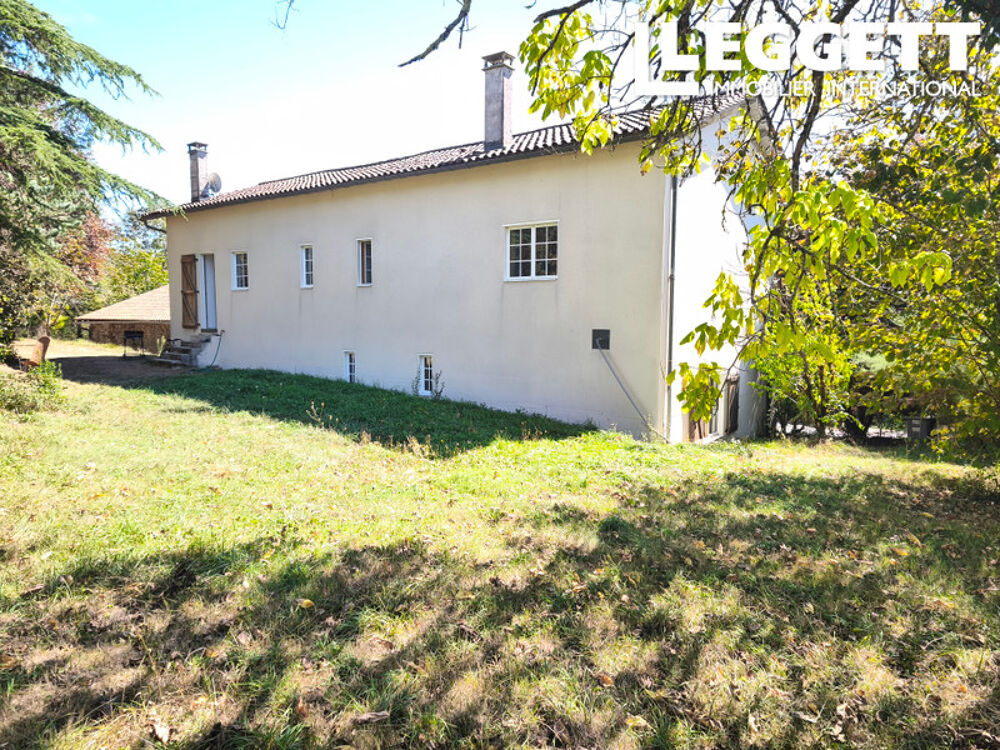 Maison composée de 4 chambres, 2 cuisines, 1 salle à manger, 2 salles de bains, 2 WC, 1 atelier