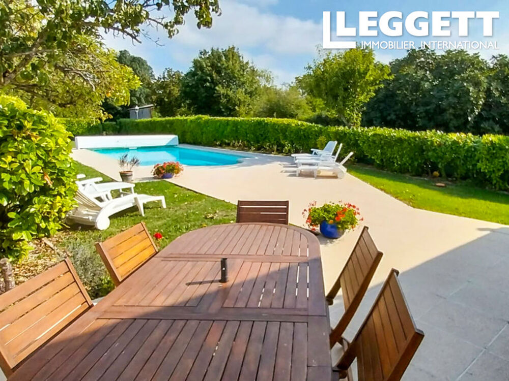 Maison traditionnelle indépendante de 4 chambres au c?ur d'un village, avec jardin et piscine.