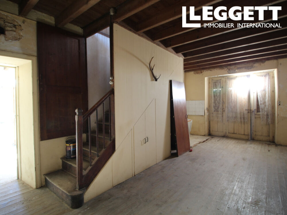 Maison en pierre à rénover avec grandes granges, jardin attenant et parcelle de terrain séparée