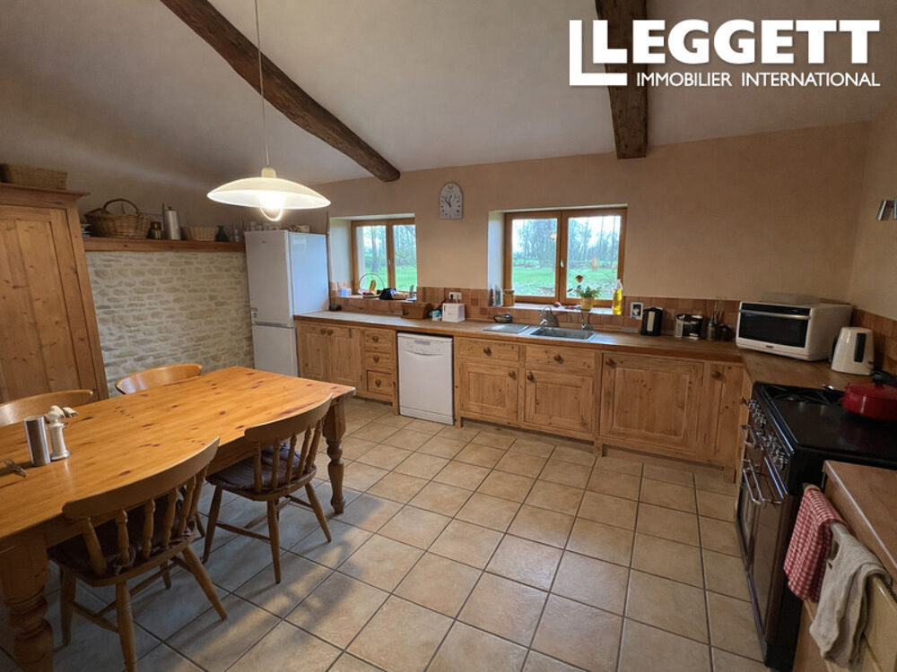 Maison charentaise avec 4 chambres, terrain, piscine et garage ,vue sur la campagne, pres de St Jean D'Angely.