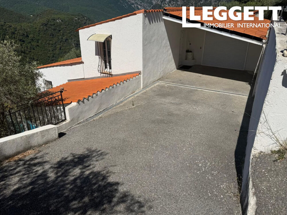 Maison 200m² sur terrain 1 298m². 6pièces, 4 chambres, 2 SdE, Garage + 5 parkings extérieurs, cave, piscine.