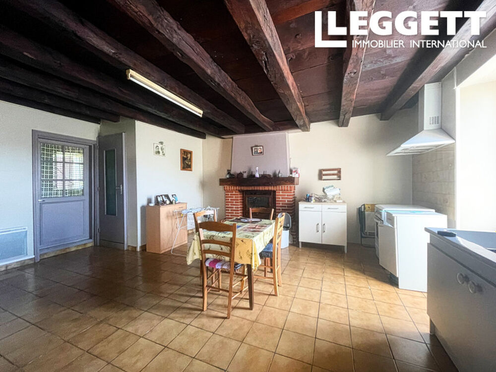 Maison en pierre de plain-pied avec combles aménageables ? Charme et potentiel dans un hameau paisible