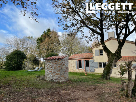 Belle maison en pierre rénovée de 145 m2 avec son jardin de 1548 m2, située à 20 minutes des plages. 329000 Poiroux (85440)