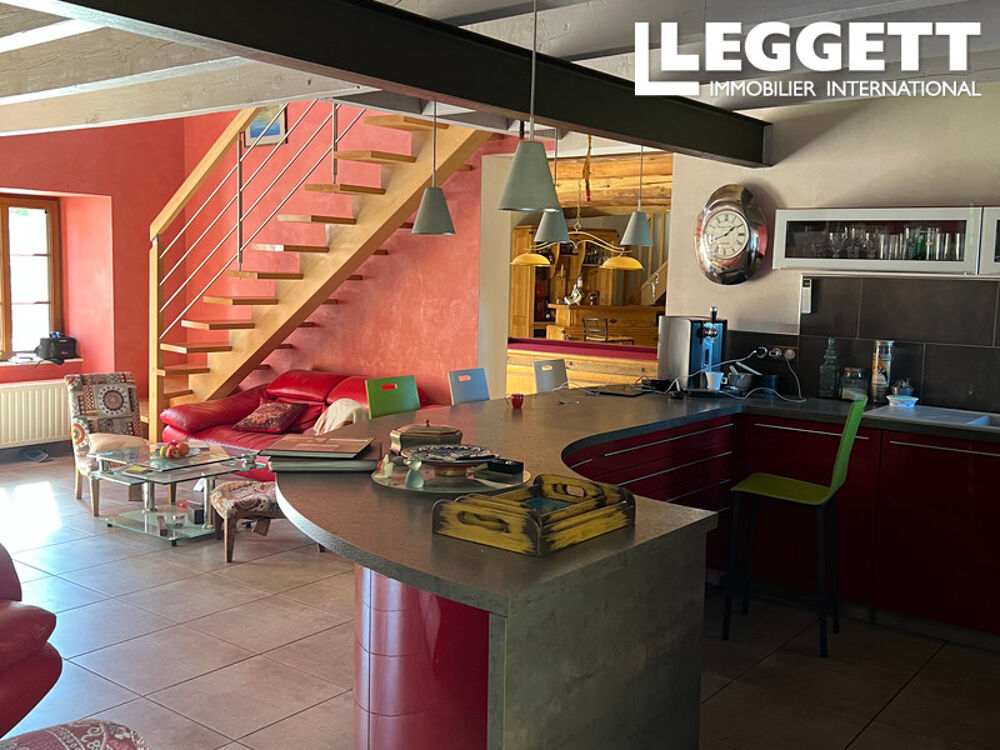Vente Maison Maison de cinq chambres, avec grand salon et cuisine, appartement d'amis et salle de jeux avec deux garages. Égliseneuve-d'entraigues