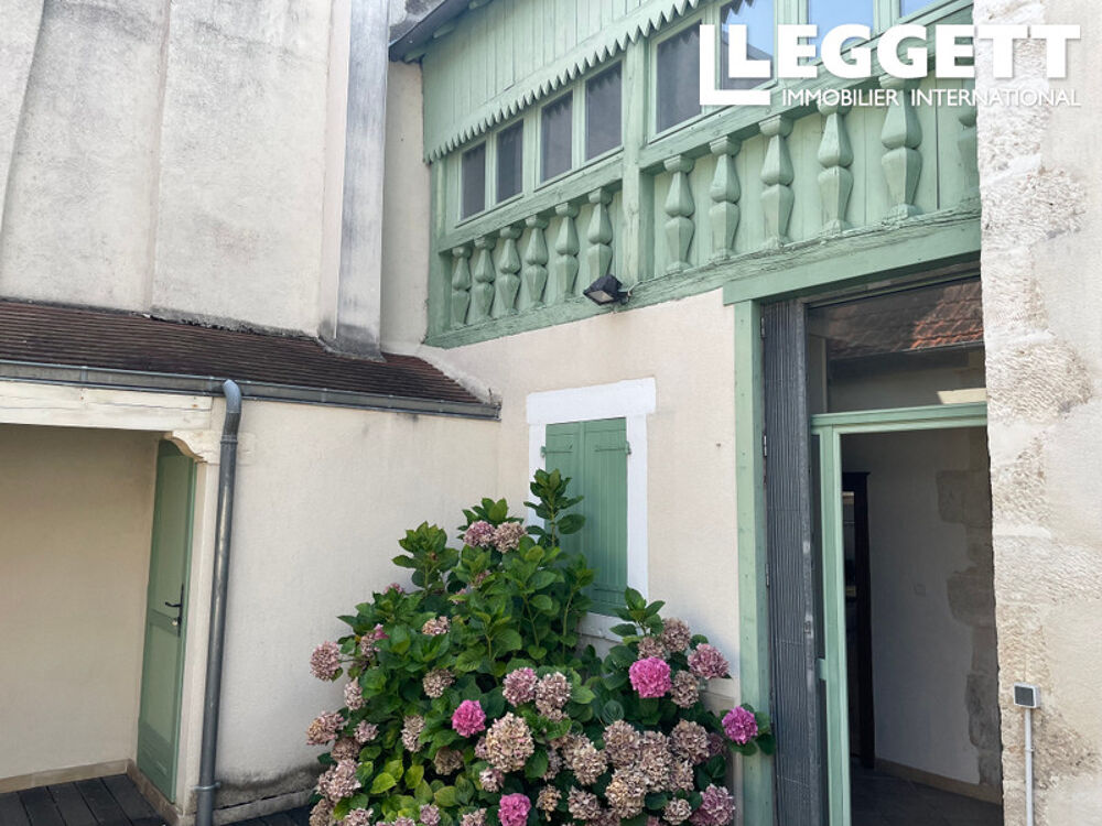 Grande maison de ville rénovée, boutique et jardin privé au centre d'un bourg