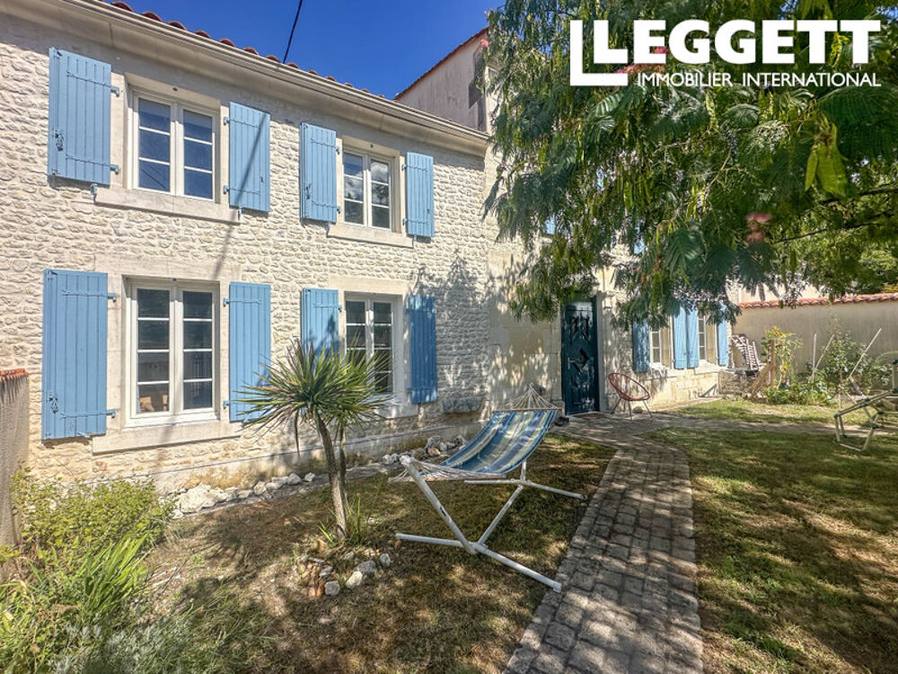 Maison de caractère et charme , 5/6 chambres , dans un village avec commerces, à seulement 8 km de Cognac.