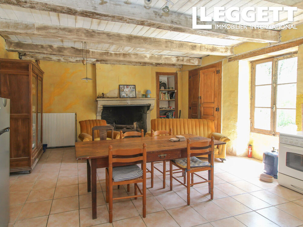 Charmante fermette à 5 chambres sur plus de 8500m² de terrain dans un cadre idyllique à 30 minutes de Poitiers
