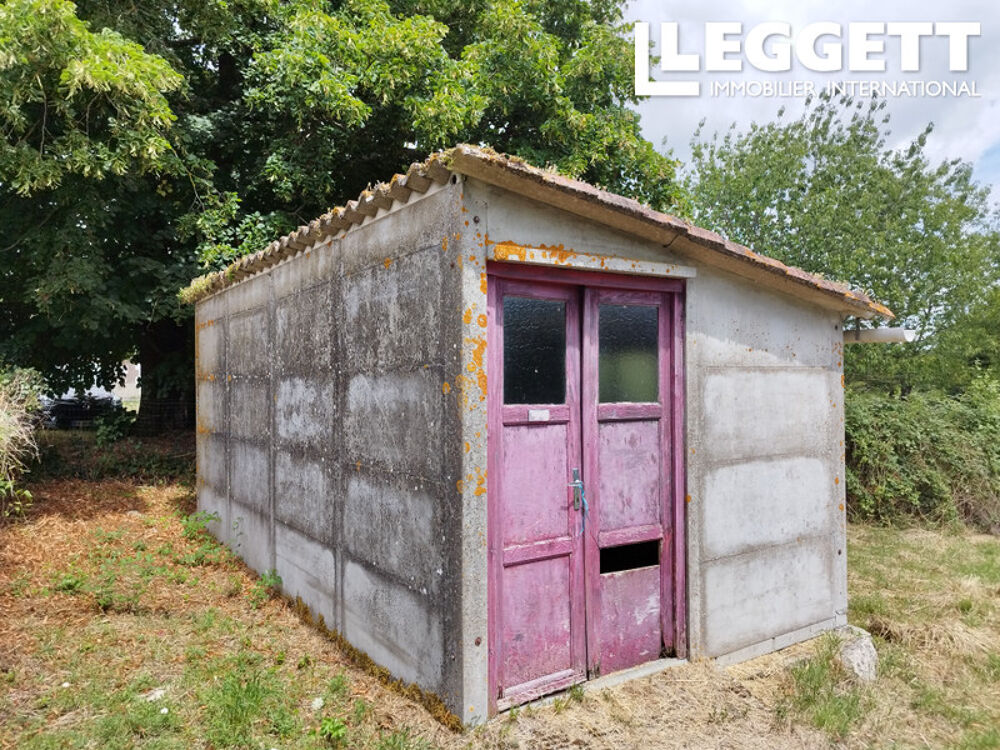 Vente Maison Propriété en pierre de trois chambres à rénover avec cour, garage et jardin séparé. Surin