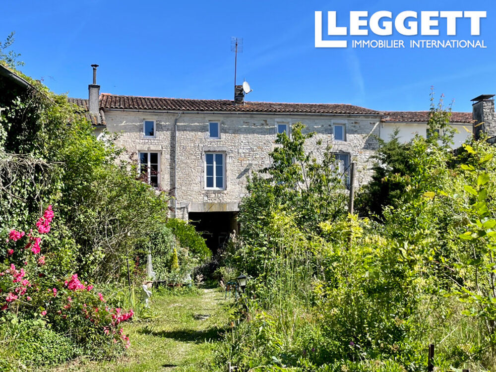 Vente Maison Maison de ville avec cinq chambres située au cour d'Aigre avec ses commerces. Aigre