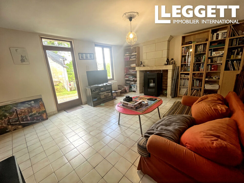 Maison rénovée en pierre comprenant 4 chambres et deux salles d'eau située dans un hameau près de Huismes.