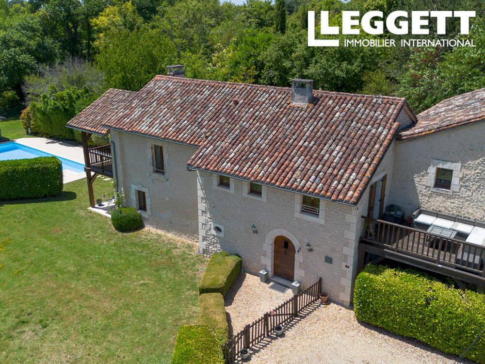 Une magnifique rénovation au style contemporain d'une ferme en grès datant du XVIe siècle.