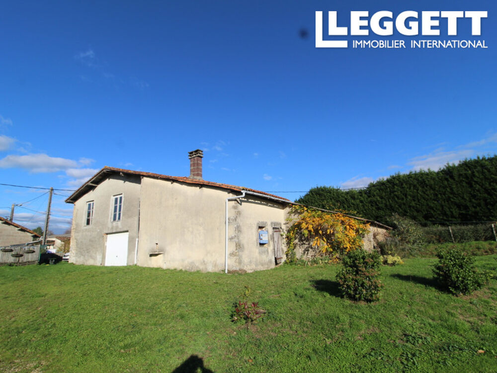 Maison d'une chambre offrant de magnifiques possibilités d'agrandissement grâce à plusieurs granges attenantes