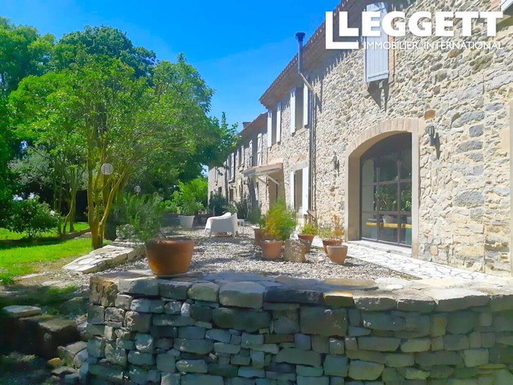 Magnifique Domaine en pierre avec trois gîtes indépendants, dépendances, jardins et piscine.