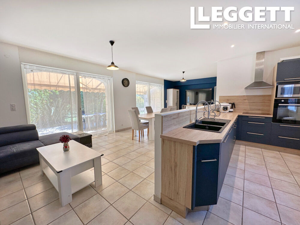 Impeccable maison de plain-pied de 5 chambres avec grand sous-sol et jardin, à quelques pas du centre ville.