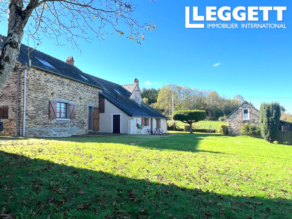 Propriété de Grande Qualité, avec lac privé 4 chambres, grands espaces de vie, Terrain, Dépendances.