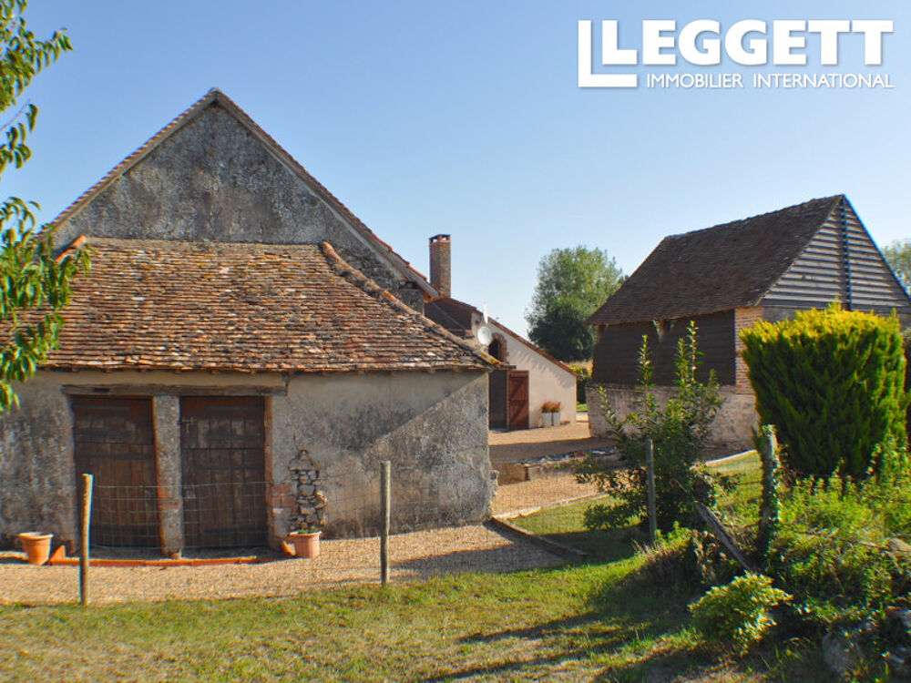 Belle et grande propriété de 3 chambres dans un bel emplacement à 5 minutes de Noyant.