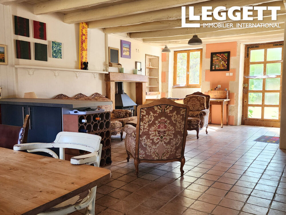 Maison en pierre avec seconde maison à rénover, granges et terrain de 6 382 m² près de Bussière-Poitevine