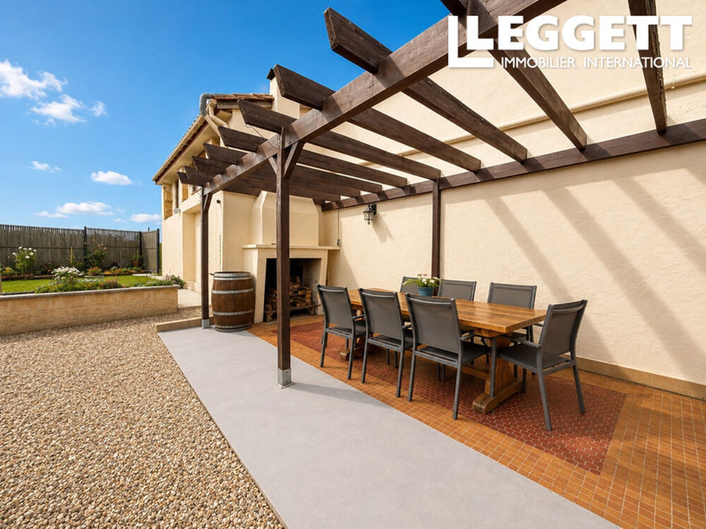 Grande maison de caractère en pierre plus gîte avec 3 chambres, jardin & piscine, dans hameau calme
