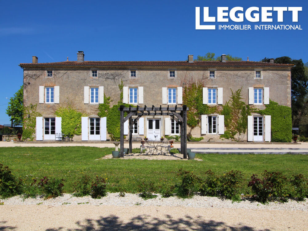 Manoir majestueux avec jardin clos, piscine, cave à vin, pavillon de chasse et écuries.