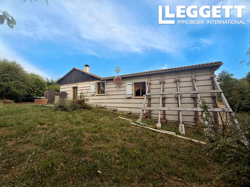 SOUS OFFRE Maison de plain-pied avec 4 chambres et un beau terrain. Importants travaux structurels à prévoir.
