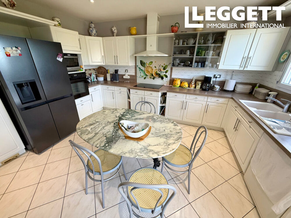 Vente Maison Une maison familiale de 4 chambres, un grand salon/salle à manger, une excellente DPE dans un grand terrain. Brie-sous-chalais