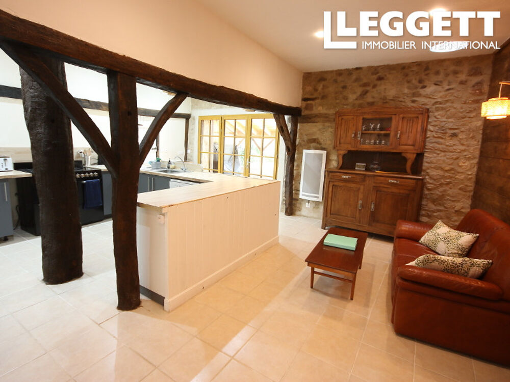 Vente Maison Superbe propriété de village, 4 chambres, 2 salles de bains, grange, jardin et proche des lacs de loisirs. Les salles-lavauguyon
