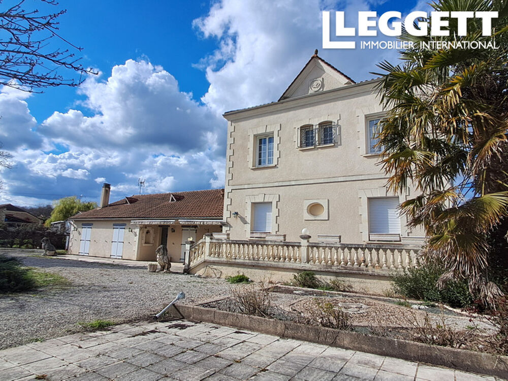 Grande propriété polyvalente avec piscine, vastes dépendances et beau potentiel en Dordogne