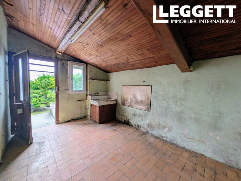 Vente Maison Maison de plain-pied à rénover avec dépendances et jardin proche commerces à Chevanceaux en Charente Maritime Chevanceaux
