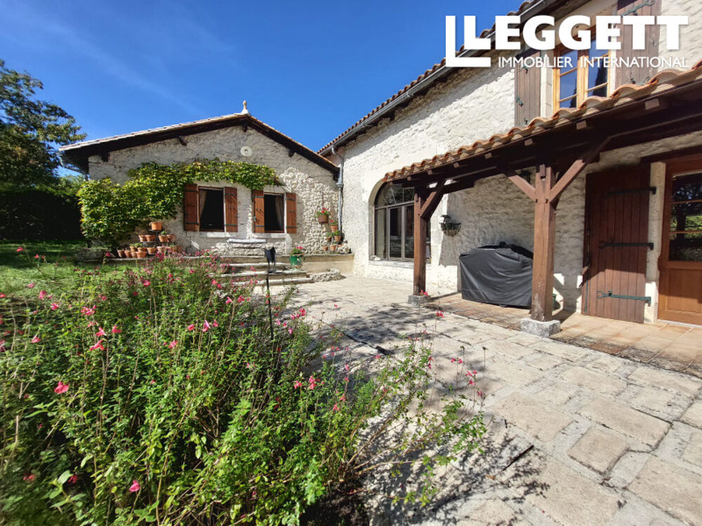 Charmante propriété de caractère avec piscine, joli jardin, située au calme.