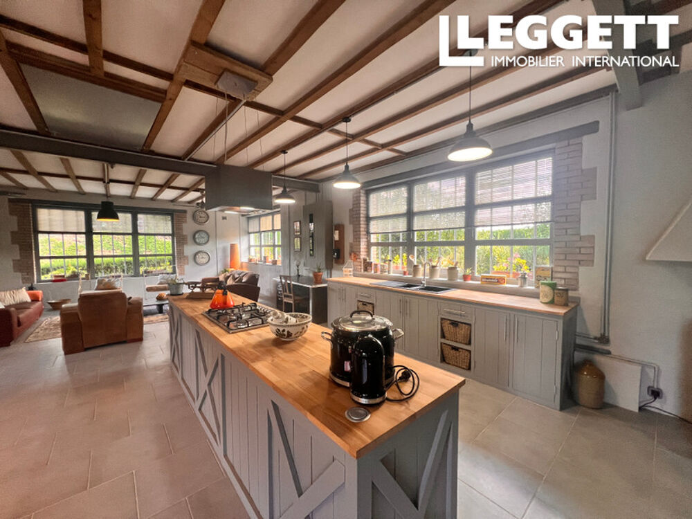 Propriété en pierre rénovée de 4 chambres avec 9 000 m² de terrain, grande grange et vue sur la campagne.