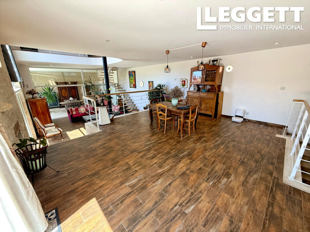 Vente Maison Maison charentaise du XIXe avec salon cathédrale, dépendances et jardin de 3 900 m². Bellevigne