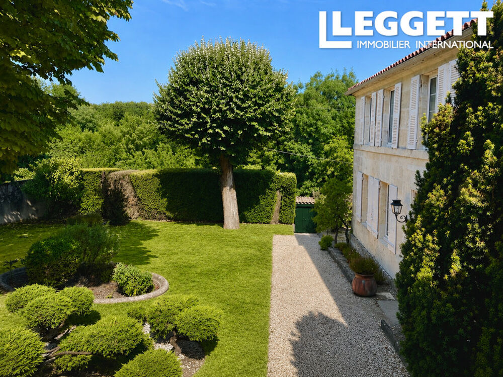 Vente Maison Une maison de ville d'époque 1844, située au centre de Cognac, avec un grand jardin, une piscine et un garage Cognac