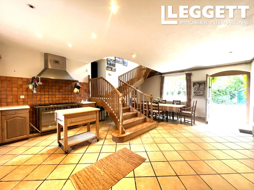 Maison de charme avec 6 ch., piscine, balcon, belle vue dégagée et potentiel gîte ou chambres d?hôtes