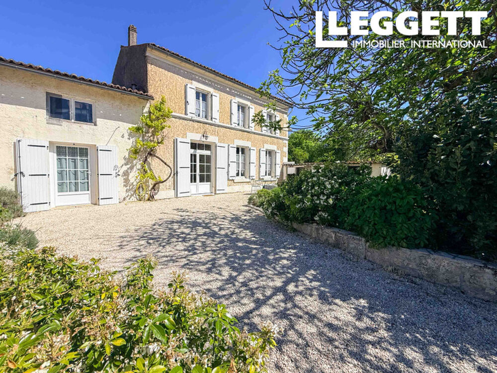 Maison traditionnelle indépendante de 4 chambres au c?ur d'un village, avec jardin et piscine.
