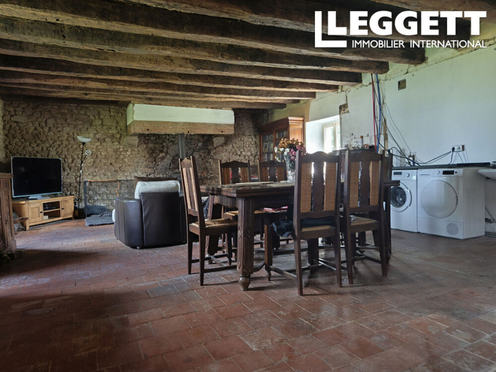 Une ferme en pierre à finir, avec plusieurs dépendances et 7.7ha de terrain attenant