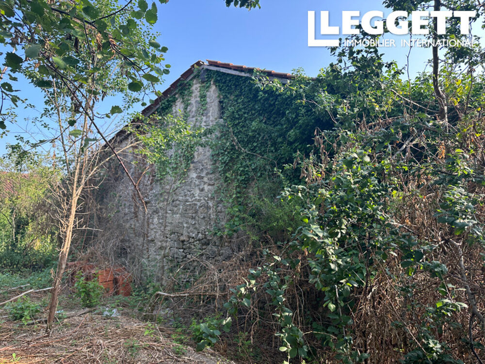 Maison à rénover entièrement avec petit jardin à proximité du village populaire de SAINT-SAUD-LACOUSSIÈRE