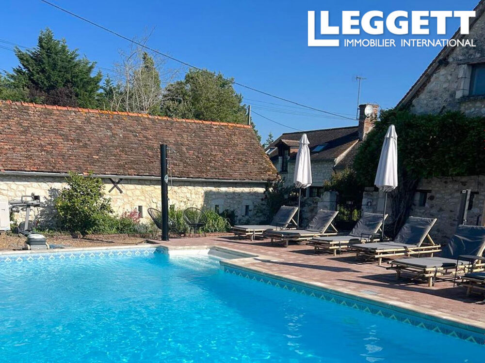 Propriété exceptionnelle comprenant deux grandes maisons avec piscine. Offrant un potentiel locatif. Superbe.