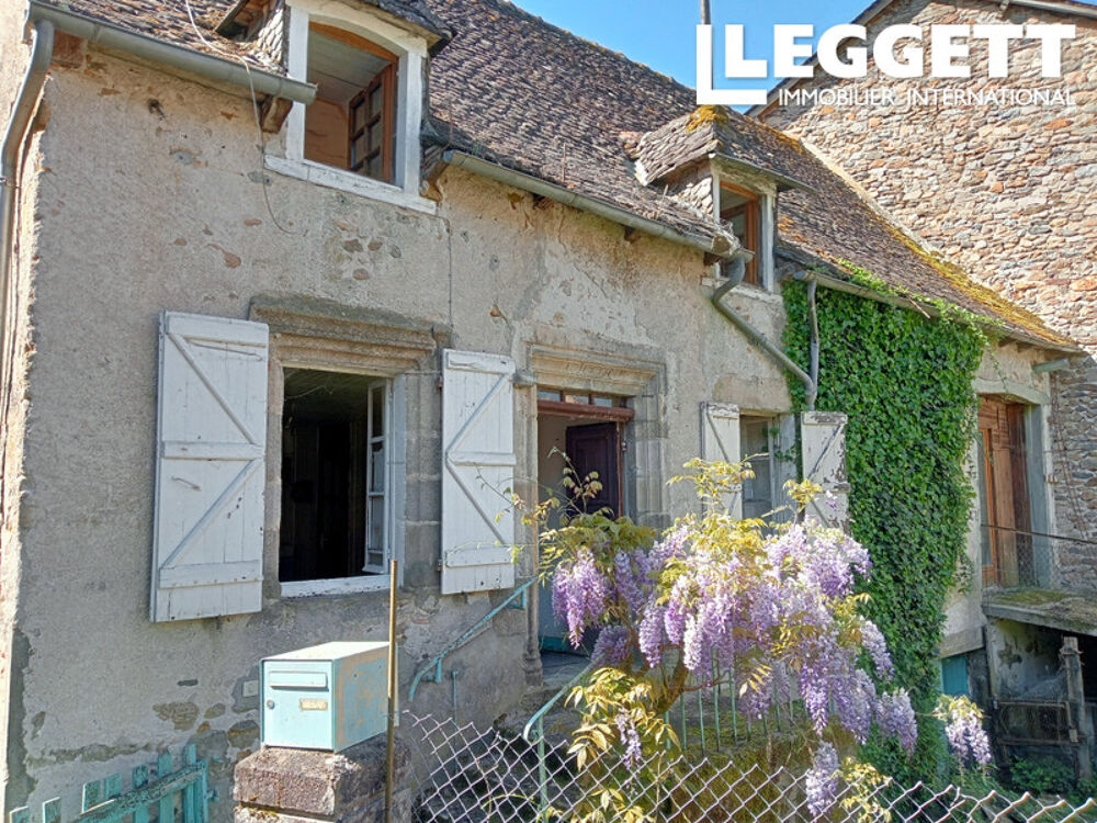 Dans un magnifique village authentique de Corrèze proche de la Dordogne, jolie maison à rénover entièrement.