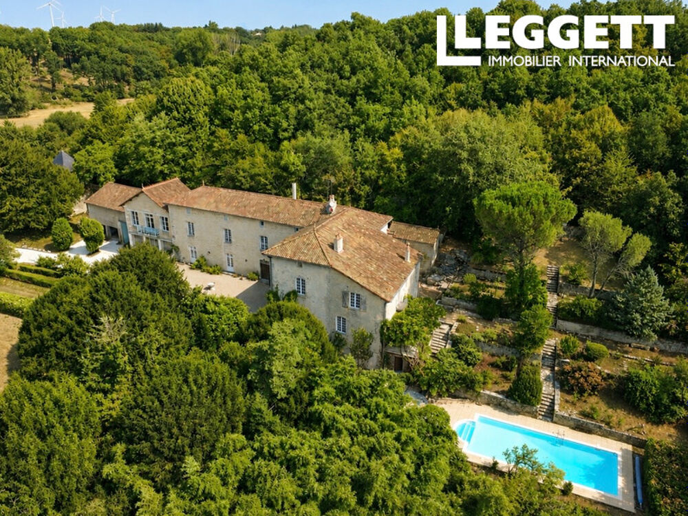 Exceptionnel logis du XVIII? siècle avec piscine, pigeonnier et 3,5 hectares de parc et de bois