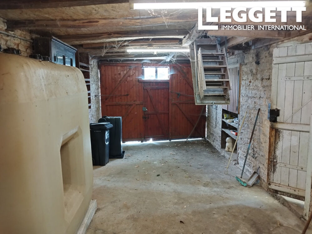Vente Maison Propriété en pierre de trois chambres à rénover avec cour, garage et jardin séparé. Surin