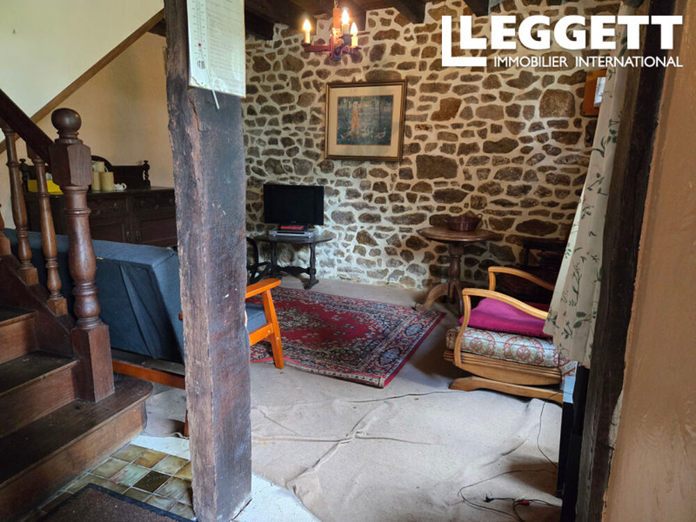 Maison de campagne en pierre pleine de charme, située dans un cadre paisible pour une rénovation complète